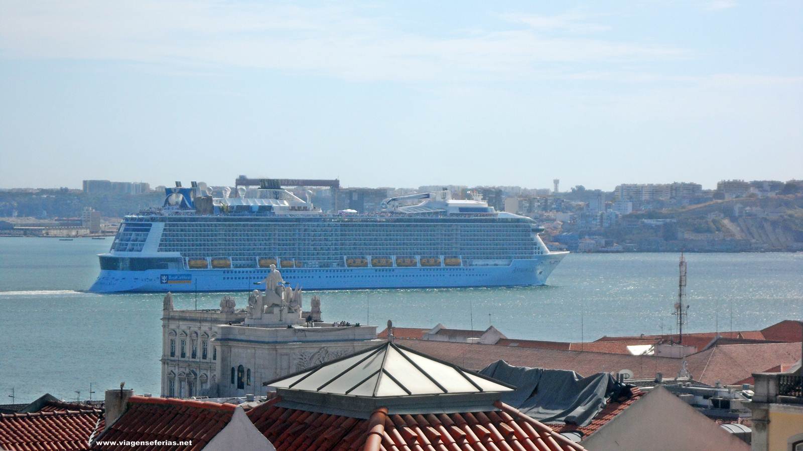 Navio de Cruzeiro Anthem of The Seas no Tejo em Lisboa
