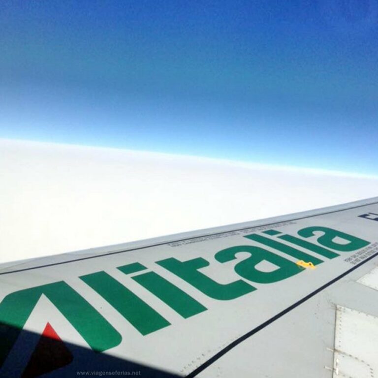 Inscrição Alitalia numa das asas de um Airbus A320