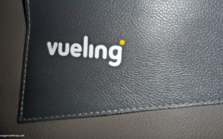Simbolo da Companhia Aérea Vueling num assento a bordo