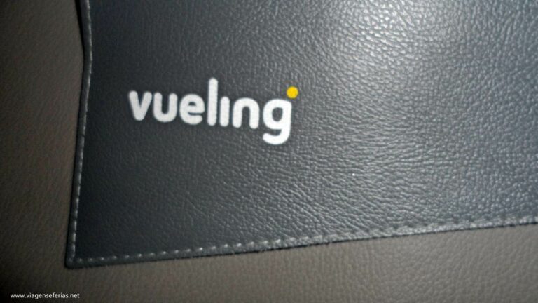 Simbolo da Companhia Aérea Vueling num assento a bordo