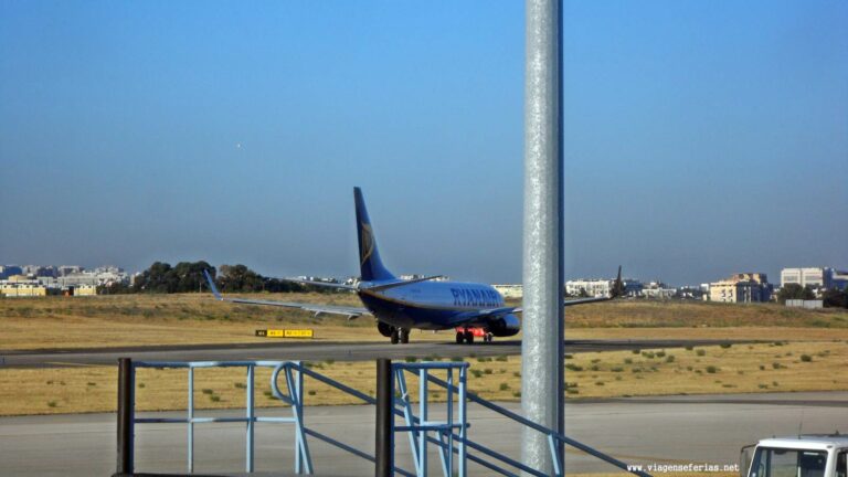 Avião daRyanair na placa do aeroporto da Portela em Lisboa