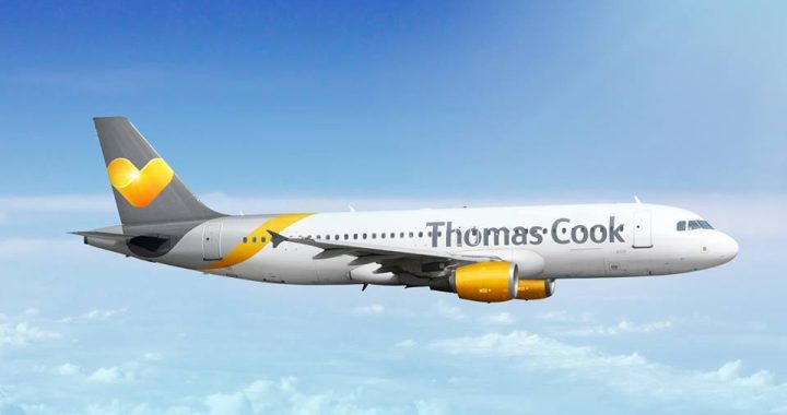 Avião da Companhia Aérea Thomas Cook em pleno voo