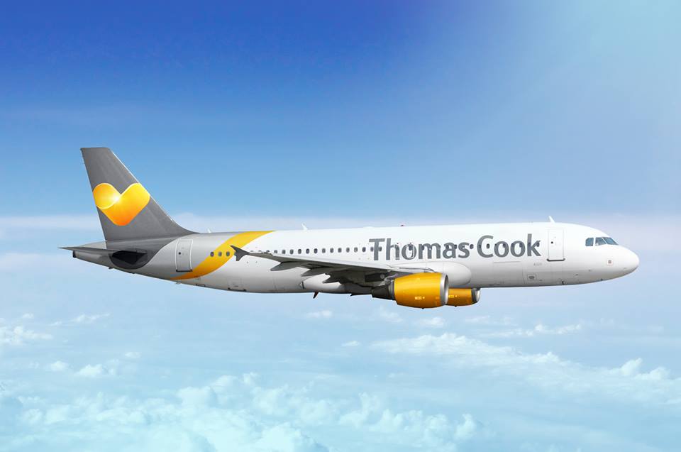 Avião da Companhia Aérea Thomas Cook em pleno voo