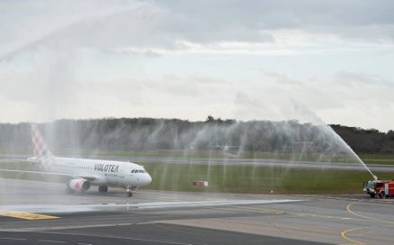 Baptismo com argo de água do primeiro A319 da Volotea