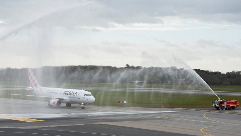 Baptismo com argo de água do primeiro A319 da Volotea