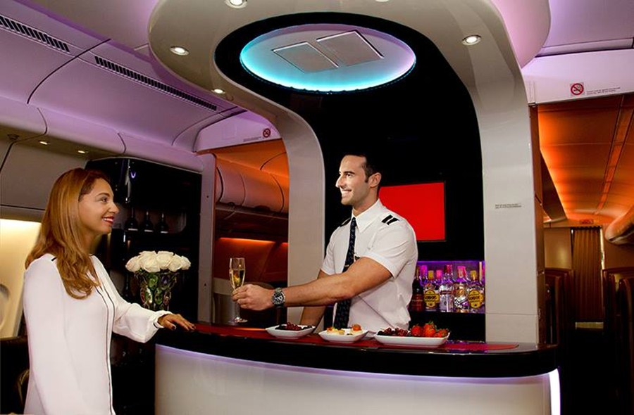 Bar do avião Airbus A340-500 da Hi Fly