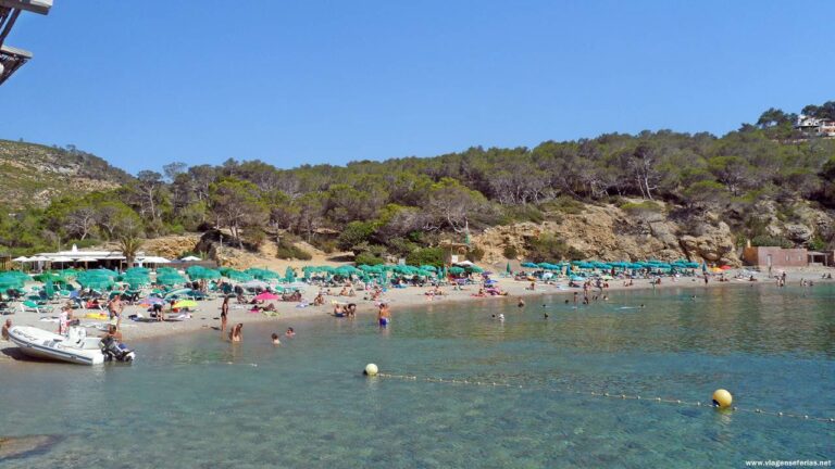 Cala Benirrás noroeste de Ibiza nas ilhas Baleares