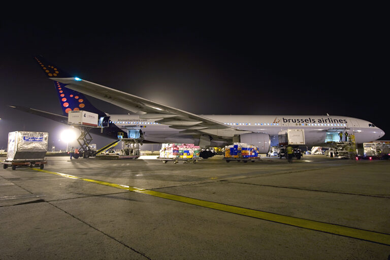 avião da Companhia Aérea Brussels Airlines no aeroporto de Lisboa