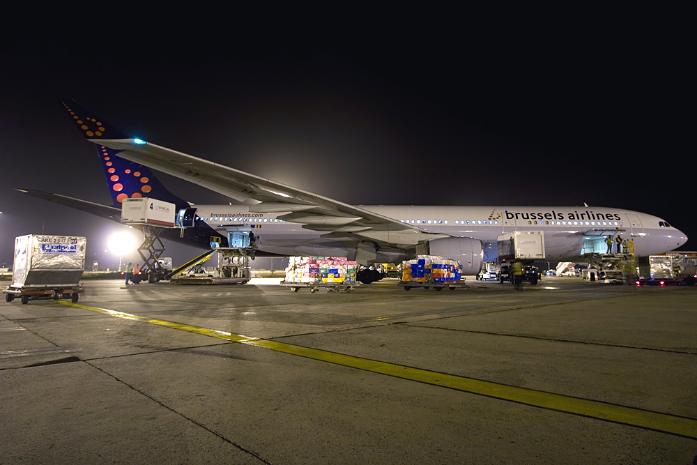avião da Companhia Aérea Brussels Airlines no aeroporto de Lisboa