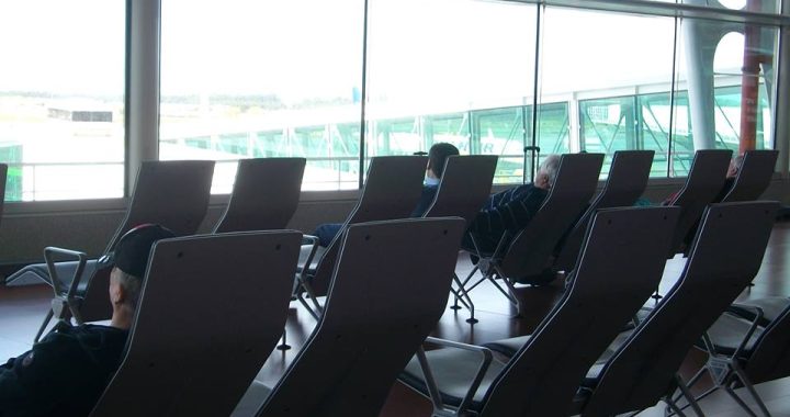 Cadeiras de descanso no aeroporto Sá Carneiro do Porto