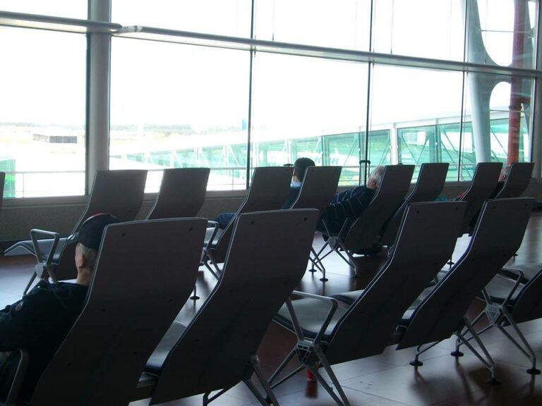 Cadeiras de descanso no aeroporto Sá Carneiro do Porto