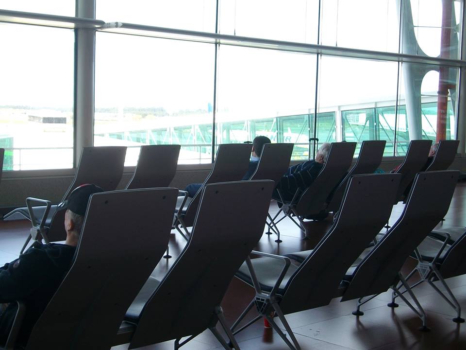 Cadeiras de descanso no aeroporto Sá Carneiro do Porto