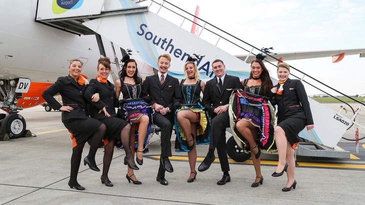 Show de Can Can voo inaugural easyjet Londres Southend-Paris
