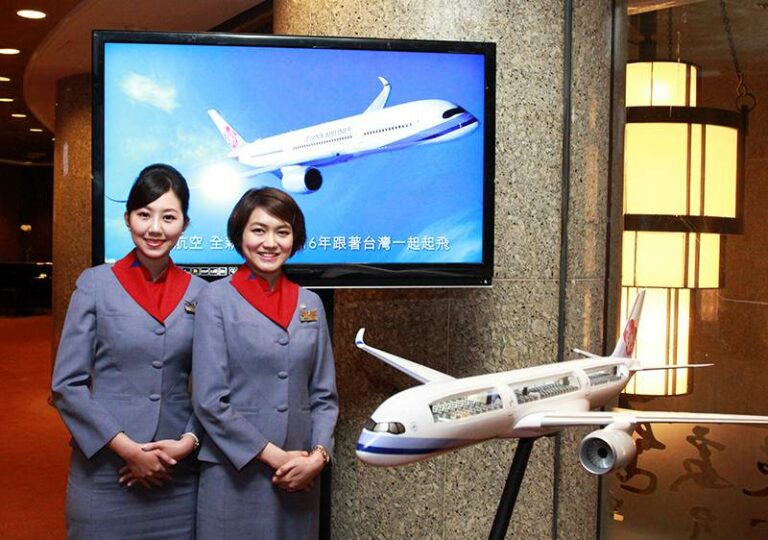Apresentação do A350 da China Airlines com 2 assistentes