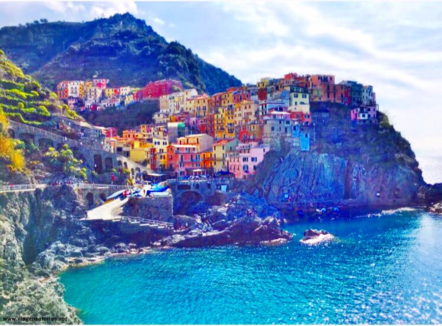 Uma das vilas do Cinque Terre na Riviera Ligúria em Itália