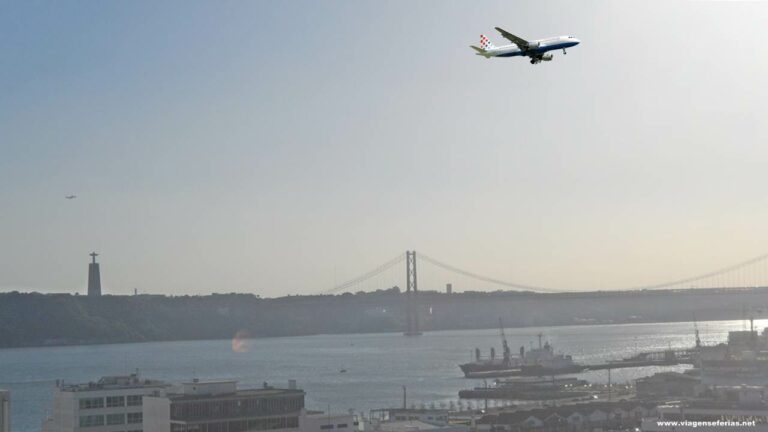 Avião da Croatia Airlines a chegar a Lisboa em Portugal