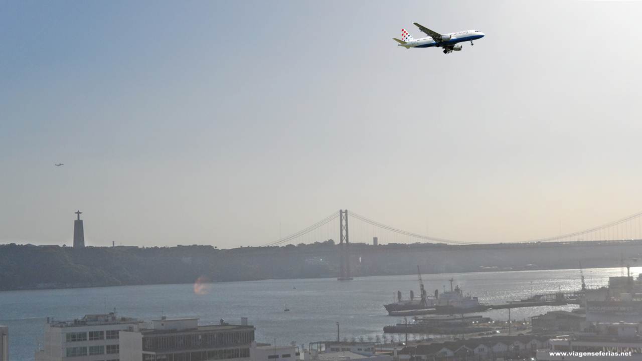 Avião da Croatia Airlines a chegar a Lisboa em Portugal