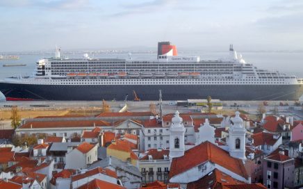 Navio de cruzeiros Queen Mary 2 da Cunard no porto de Lisboa