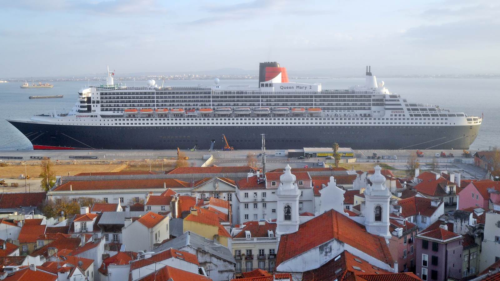 Navio de cruzeiros Queen Mary 2 da Cunard no porto de Lisboa