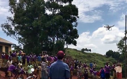 Drone visto pela primeira vez em aldeia do Uganda em África