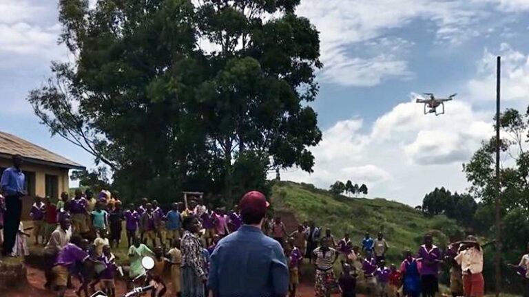 Drone visto pela primeira vez em aldeia do Uganda em África