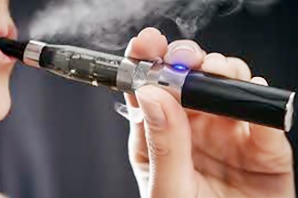 Fumo de um cigarro electrónico (e-cigarro)