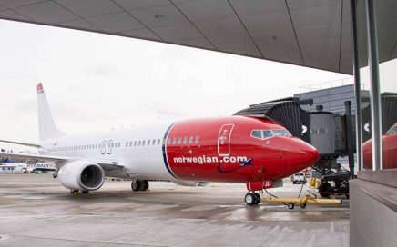 Aeronave da Low Cost Norwegian em handling na manga do aeroporto