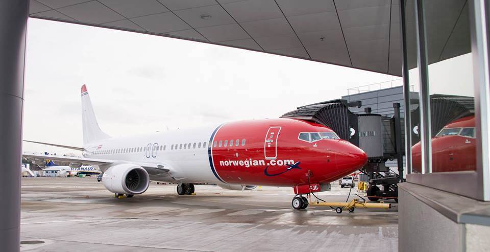 Aeronave da Low Cost Norwegian em handling na manga do aeroporto