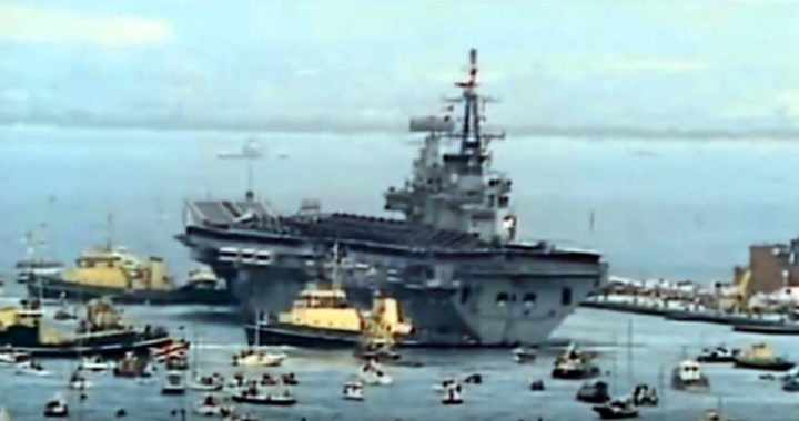 Porta-aviões HMS Hermes em 1983 ao serviço do Reino Unido