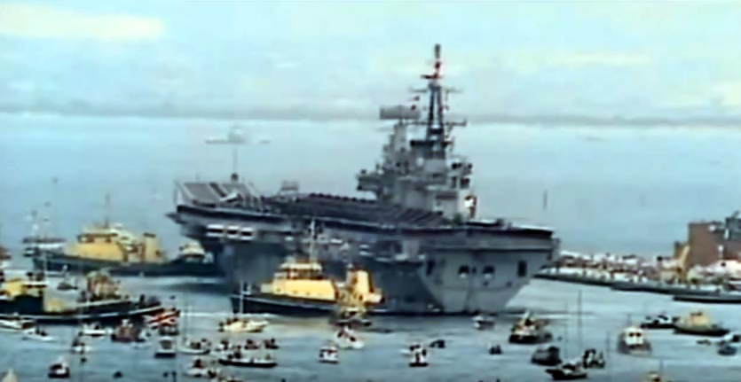 Porta-aviões HMS Hermes em 1983 ao serviço do Reino Unido
