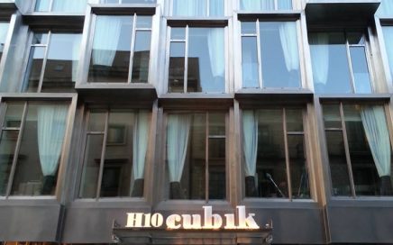 Fachada do Hotel H10 Cubik no centro histórico de Barcelona