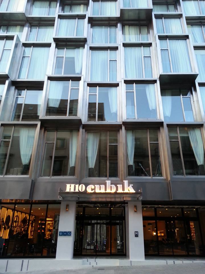 Fachada do Hotel H10 Cubik no centro histórico de Barcelona