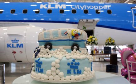 Cerimónia no Brasil de entrega à KLM do primeiro Embraer 175