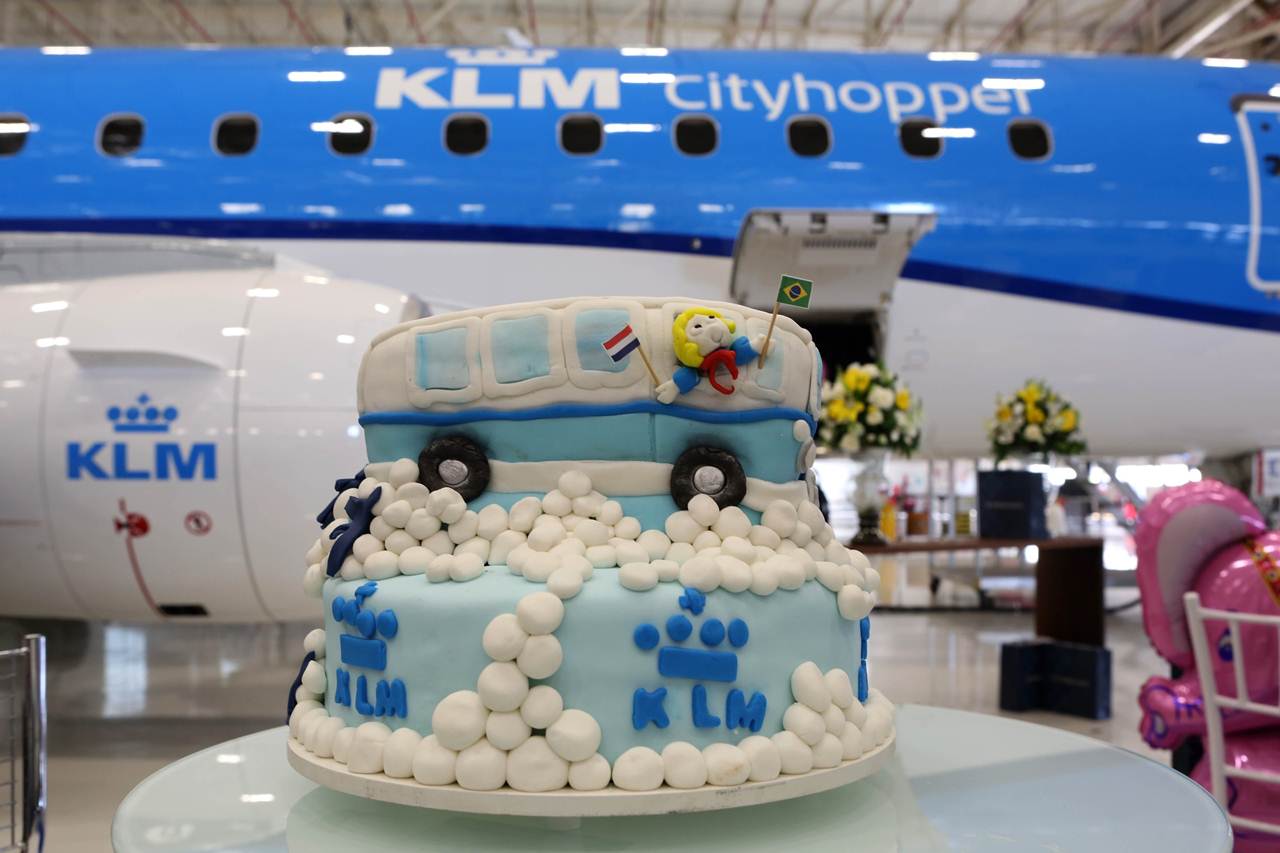 Cerimónia no Brasil de entrega à KLM do primeiro Embraer 175