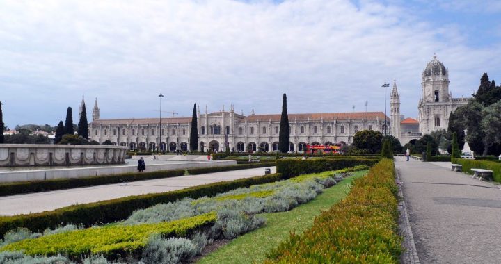 Jardins do Império e Mosteiro dos Jerónimos em Lisboa
