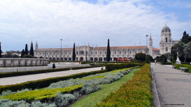 Jardins do Império e Mosteiro dos Jerónimos em Lisboa