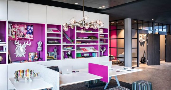 Lobby do hotel Moxy Munique Aeroporto