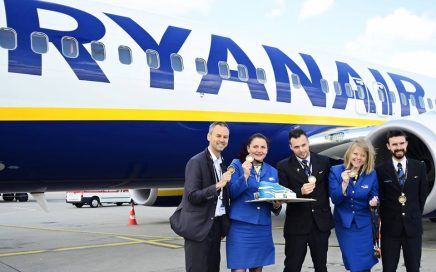 Aeroporto de Budapeste festeja rotas da Ryanair com bolo ténis