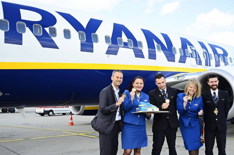 Aeroporto de Budapeste festeja rotas da Ryanair com bolo ténis