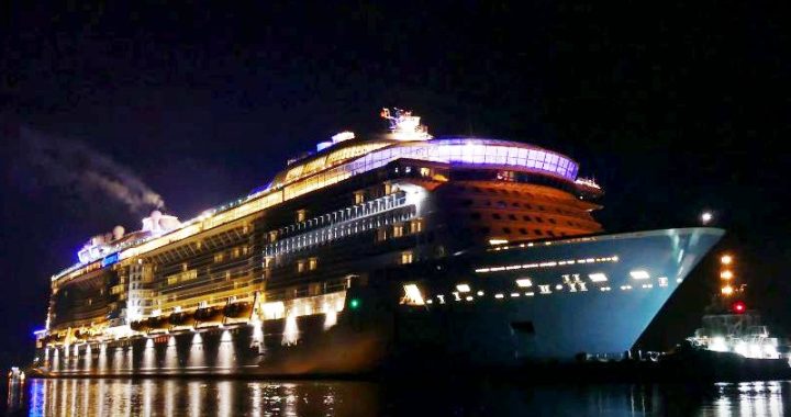 Transporte do Ovation of The Seas à noite desde o estaleiro na Alemanha