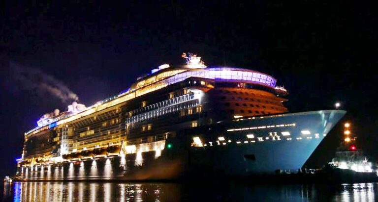 Transporte do Ovation of The Seas à noite desde o estaleiro na Alemanha