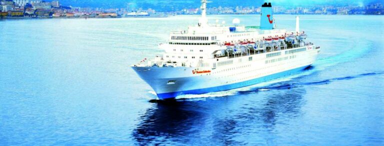 Navio de Cruzeiro Thomson Celebration 2 em navegação