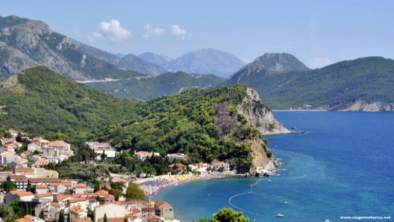 Vista de Tivat na baia de Kotor em Montenegro
