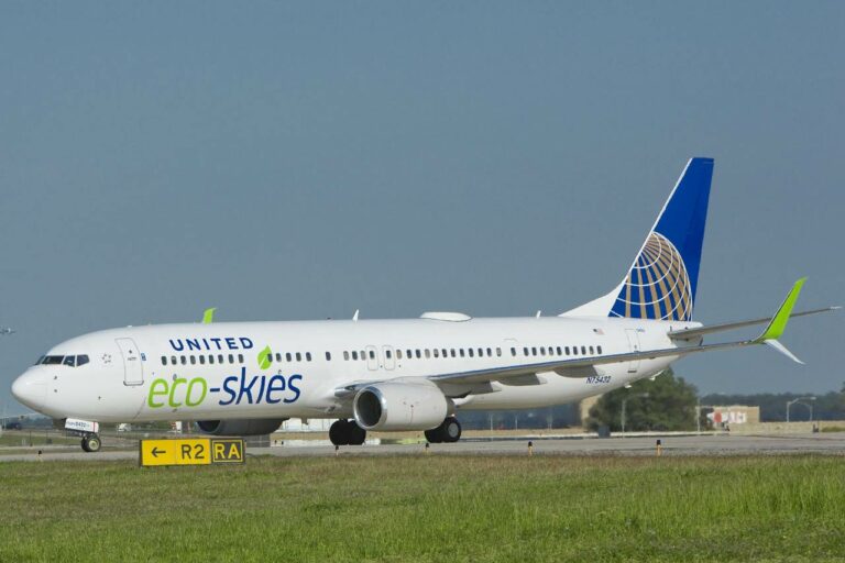 avião Eco-Skies 737-900 da United que usa biocombustível