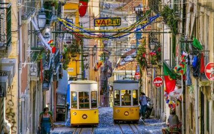 Capa da Ural Airlines Magazine com foto de Lisboa