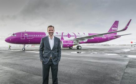 Skúli Mogensen CEO da WOW Air junto ao avião Airbus TF-Mom