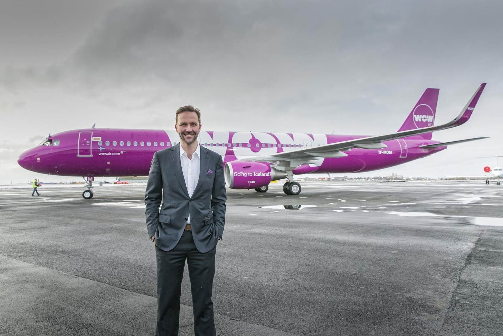 Skúli Mogensen CEO da WOW Air junto ao avião Airbus TF-Mom