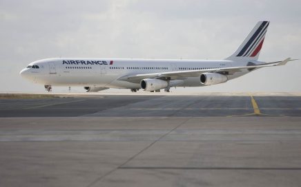 Airbus A340 da Air France na pista do aeroporto Paris Charles de Gaulle