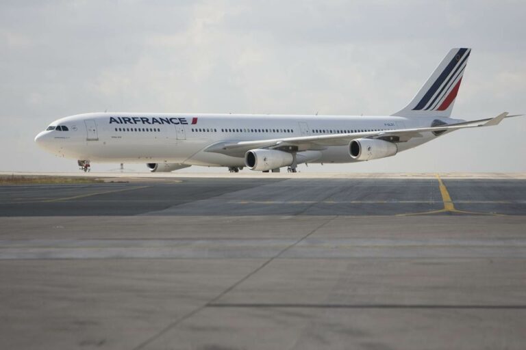 Airbus A340 da Air France na pista do aeroporto Paris Charles de Gaulle