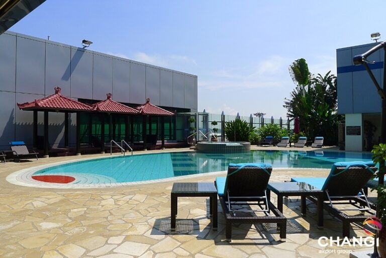 Piscina no terraço do T1 do aeroporto de Singapura